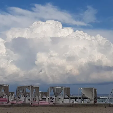 Uyutniy Dvorik 오데사